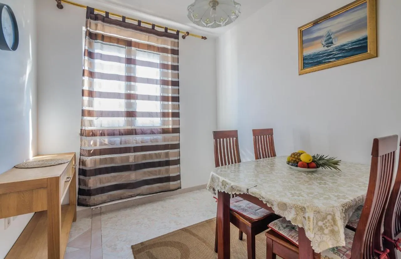 Apartments Kantun Njivice