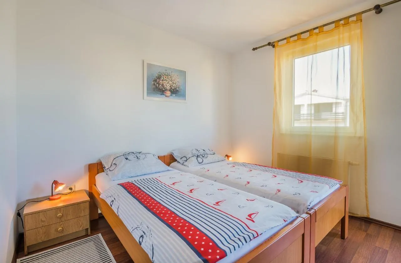 Apartments Kantun Njivice