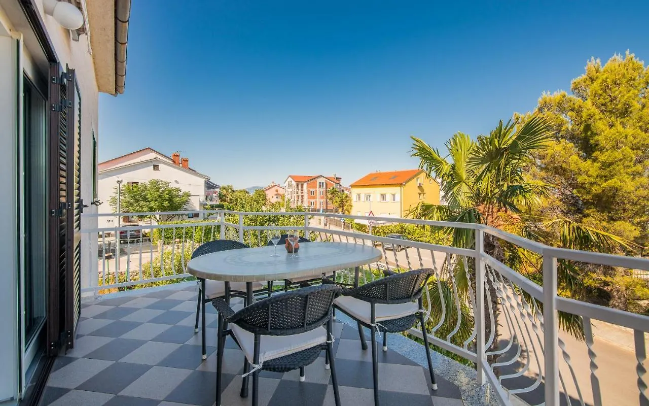 Apartments Kantun Njivice 0*,