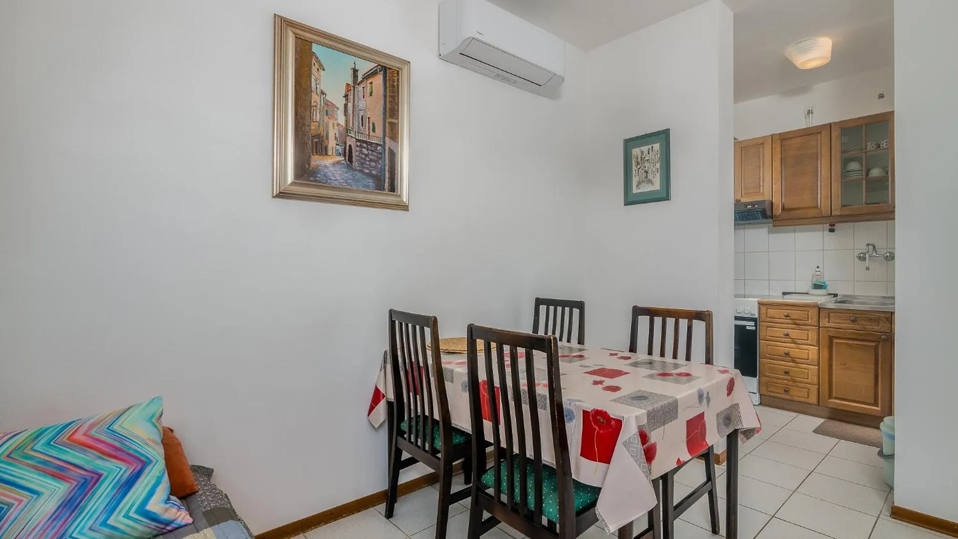 Apartments Kantun Njivice 0*,